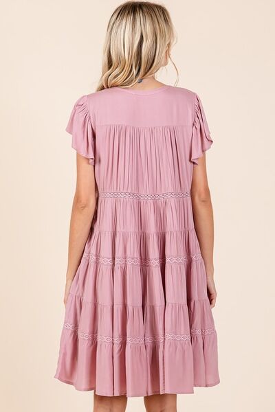 Robe étagée à volants et boutons avec détails en dentelle Mittoshop