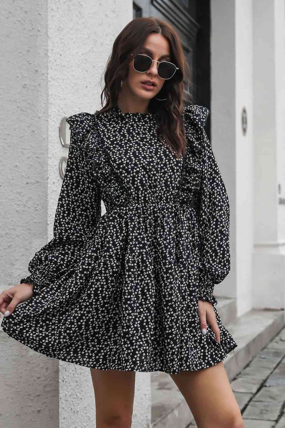 Mini-robe à manches longues smockée imprimée à volants