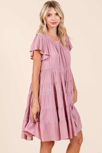 Robe étagée à volants et boutons avec détails en dentelle Mittoshop