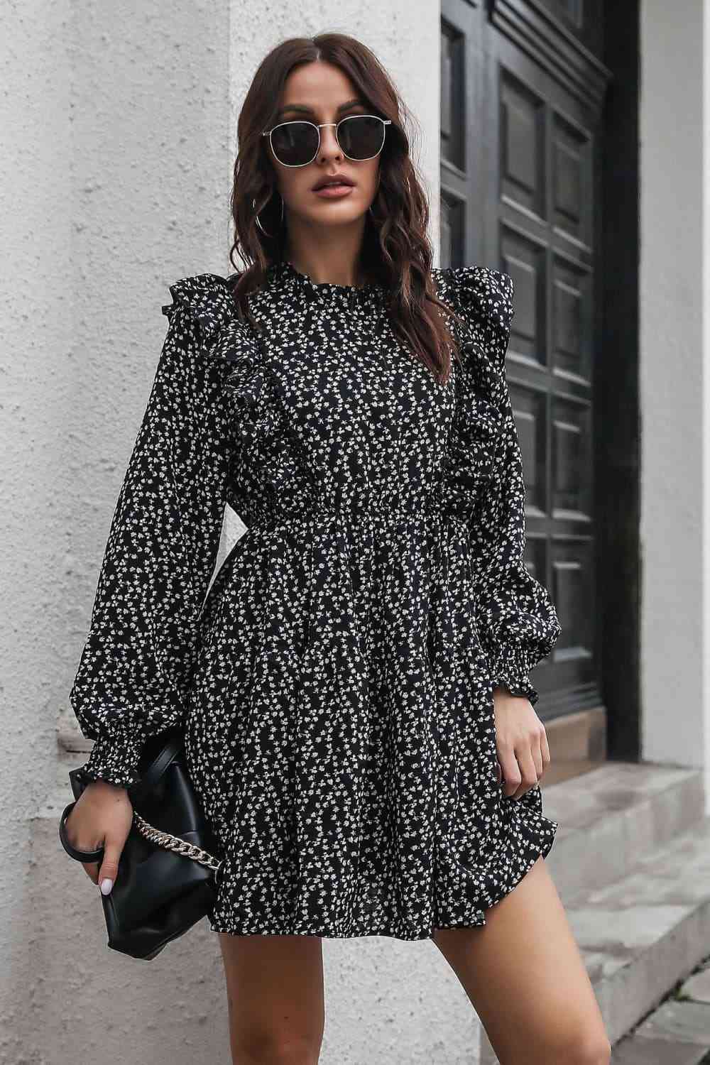 Mini-robe à manches longues smockée imprimée à volants